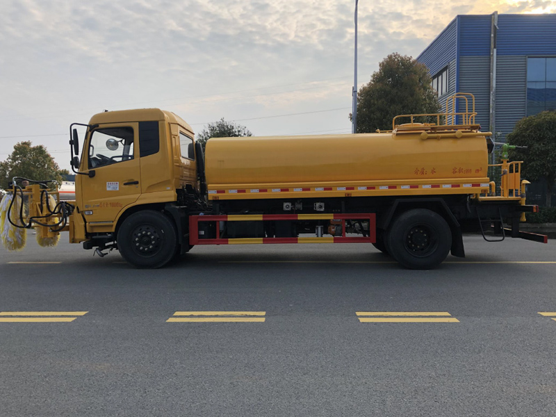 东风天锦高速护栏清洗车
